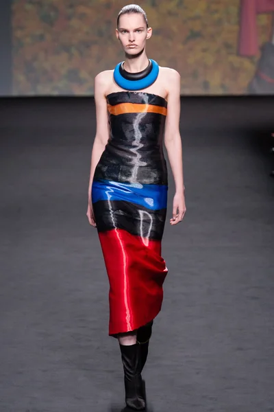 Look 16